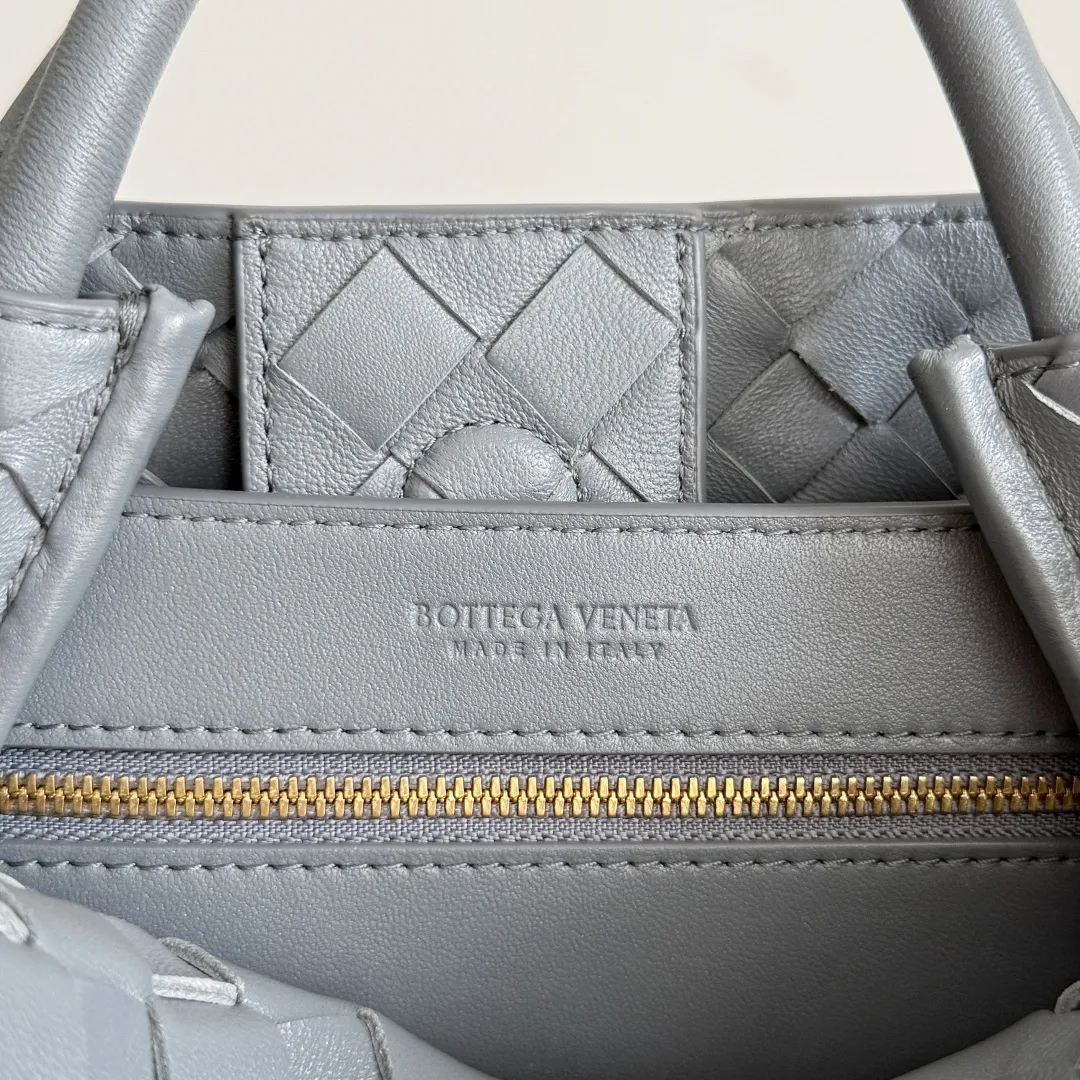 The new Andiamo batch of 3060 BV is shipped‼ ️The classic intercciato weaving process is used to create a soft bag, the metal knot is made of micro-cast aluminum using jewelry technology🪢, and the decorative beads are made of metal and hand-polished oak, allowing you to jump repeatedly between elegance and fun💃, making it unpredictable. Classic and versatile, it shows off your temperament, and the bag has a large capacity, making it very convenient for daily commuting! It has a variety of carrying methods, the shoulder straps can be adjusted by yourself, the original lambskin feels soft and delicate, and the unisex style breaks gender boundaries and brings a more practical and long-lasting use experience. The Andiamo, which has both elegant and casual styles, perfectly interprets the "fashionable old money style". Style number: 743568+wood hardware Color: slate gray Size: 25*22*10.5cm